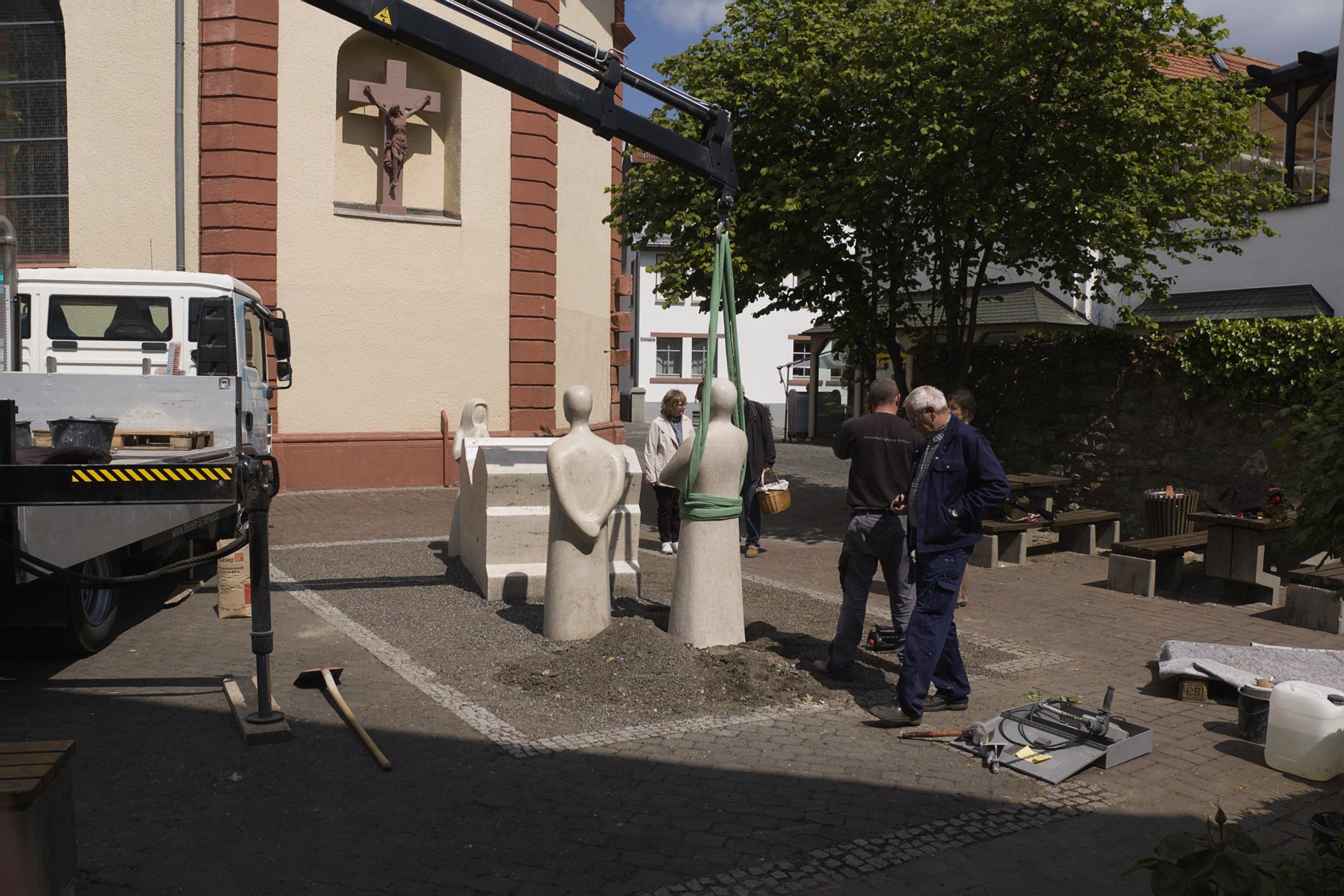 Opferdenkmal Oberursel, Aufstellung der dritten Figur